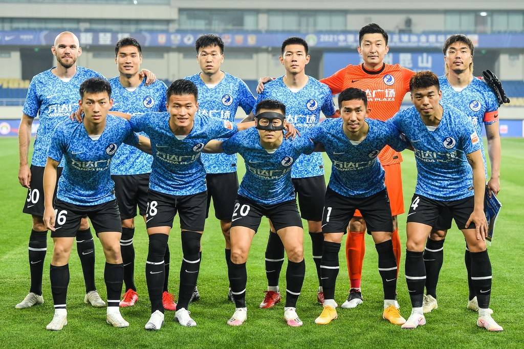 欧冠夺冠赔率：利物浦1赔5居首 3强并列紧追（欧冠冠军赔率更新：利物浦以1赔5领跑，三强并列紧随其后）